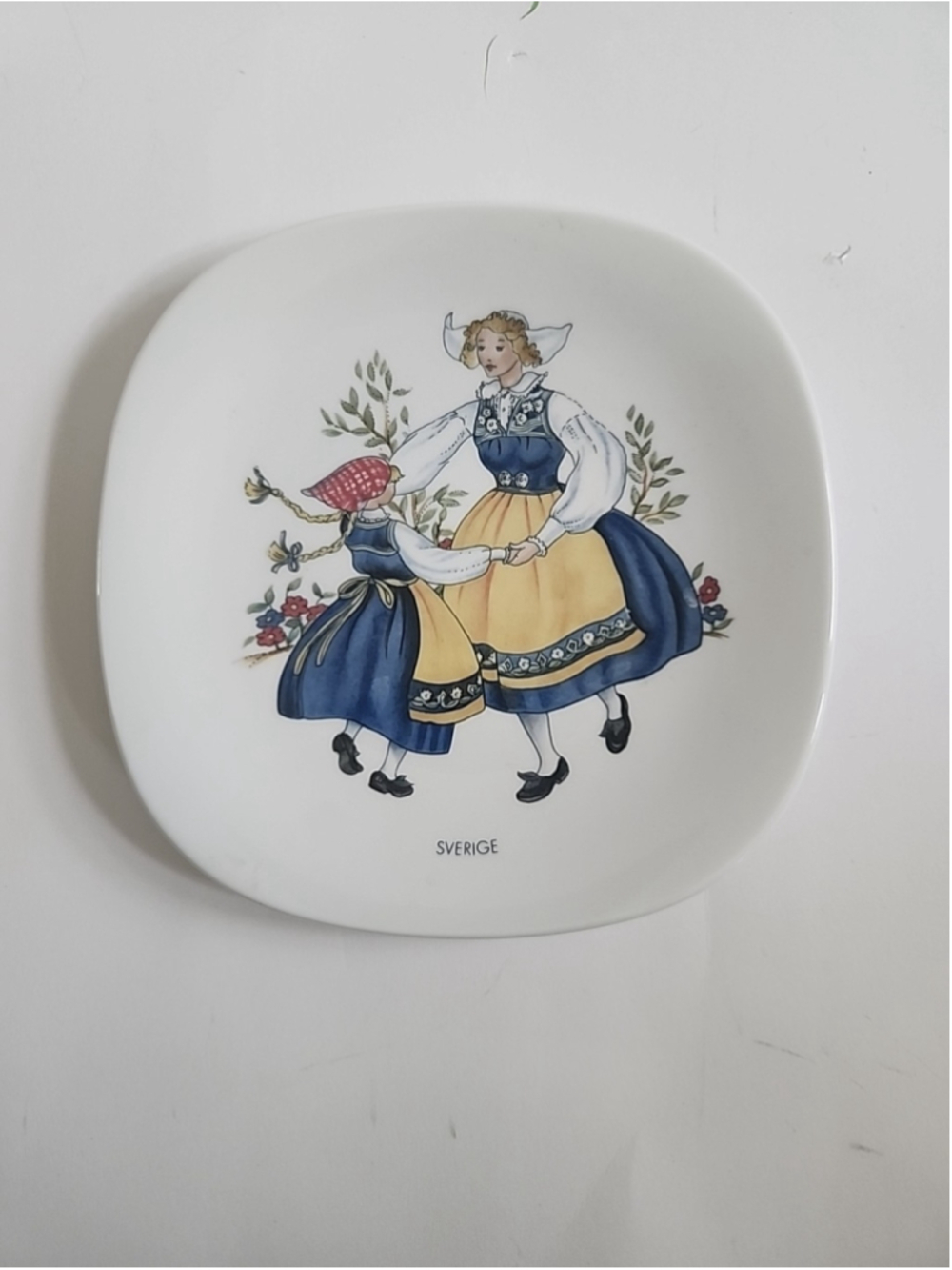 Vintage RORSTRAND Collectible Porcelain Wall Plaque "Sverigedrakten" JL0682 NEW